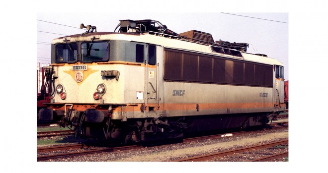 locomotive-electrique-bb-8630-de-la-sncf-livree-beton.jpg