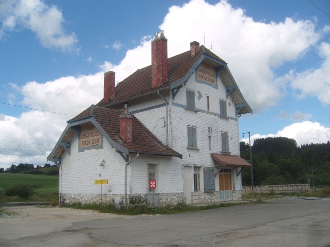 Les_Longevilles-Rochejean_-_gare_voyageurs_2.JPG