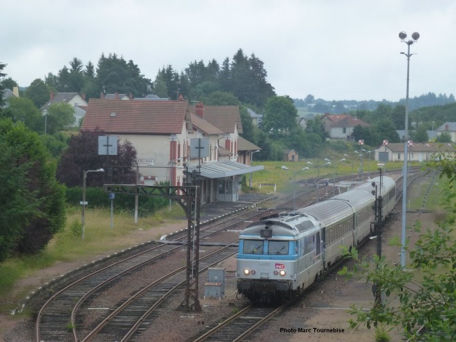 Le dernier 4591 Clermont-Ferrand Bordeaux quitte Eygurande Merlines (04-07-2014) Photo Marc Tournebize 068-nom.jpg