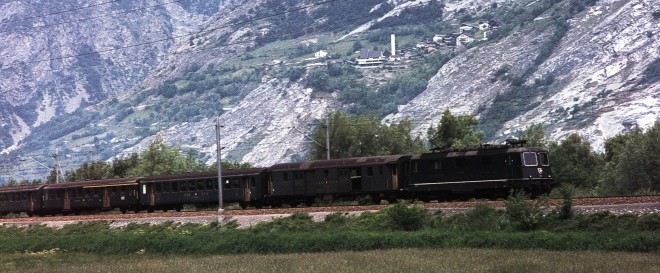 B21 - Re 44 II et train régional en Valais.jpg