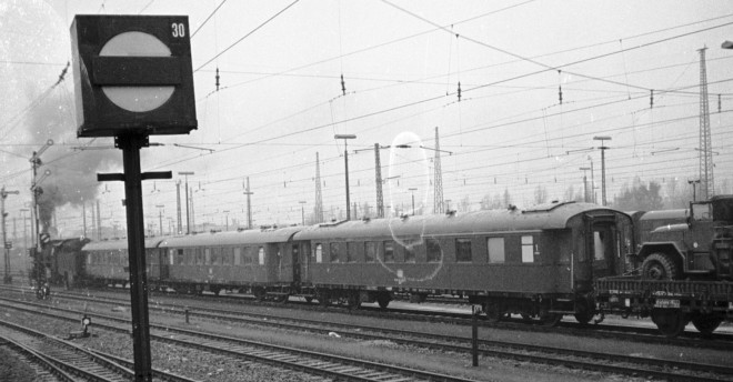 42 - Signal de barrage et train militaire.jpg