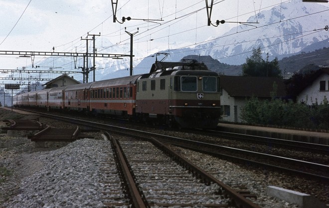 B25 - Re 44 II TEE et Lutétia en Vallais.jpg