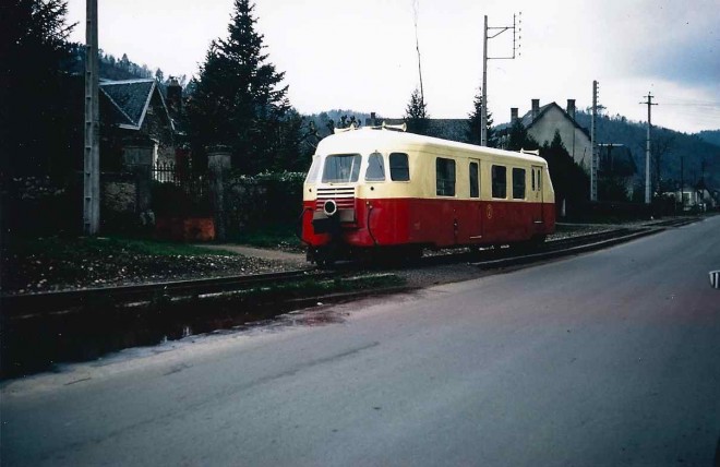 En accotement de route dans Argentat. Cliché J. Ricaud.jpg