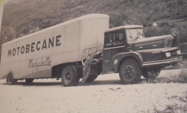 camion Unic semi Mobylette.jpg