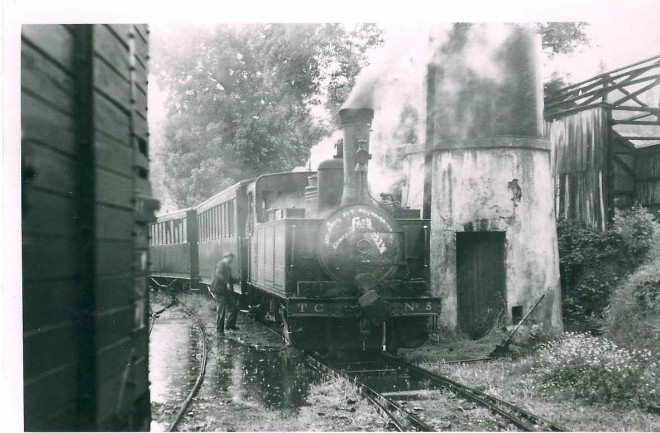 Stationnement à Neuvic d'Ussel. Cliché Jacques Bazin..jpg