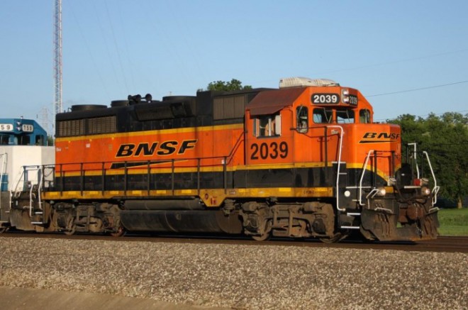 BNSF_2039_model_EMD_GP38-2_locomotive_picture-700x463.jpg