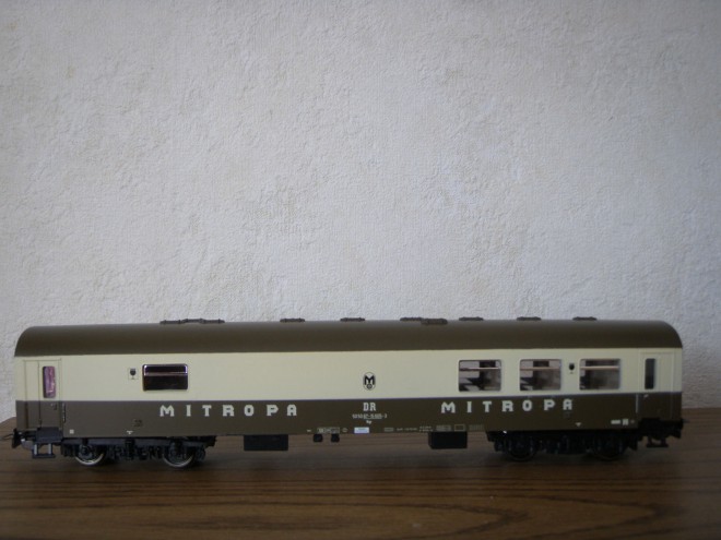 Sachsenmodelle 14367 Rekowagen Mitropa creme kaki 10.jpg