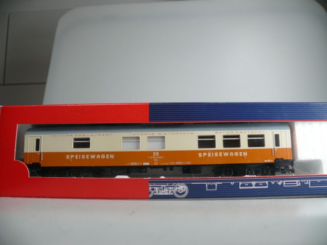 Tillig 74301 Rekowagen Mitropa creme orange 01.jpg