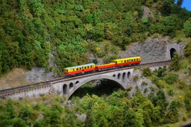 train jaune.jpg