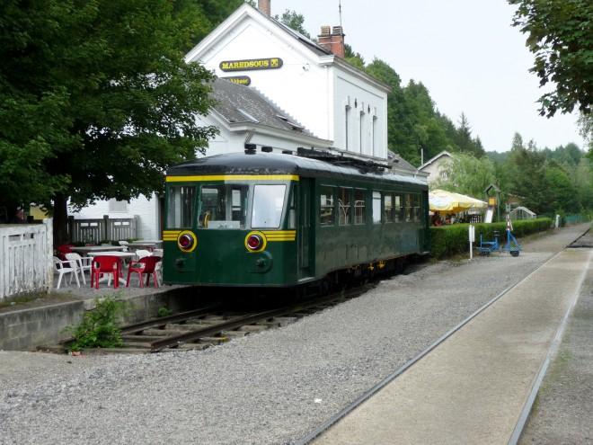 Denee-Maredsous_Station_with_former_belgian_railcar_4614.jpg