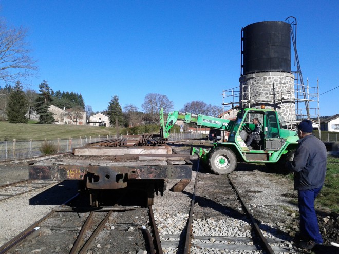 Chargement de rails en vu de reconstruire une longueur d'environ 100 metres entre Tence et Raucoule.jpg