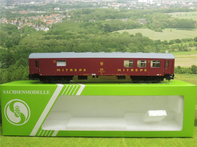 Sachsenmodelle 14366 Rekowagen Mitropa rouge 03.jpg