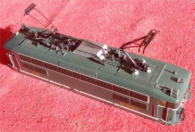 BB 25503 avec panto Sommer 01 extrait.JPG