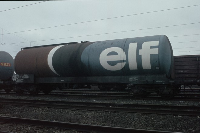 B10 - Citerne à bogies ELF à Sablon (83 02 07).jpg