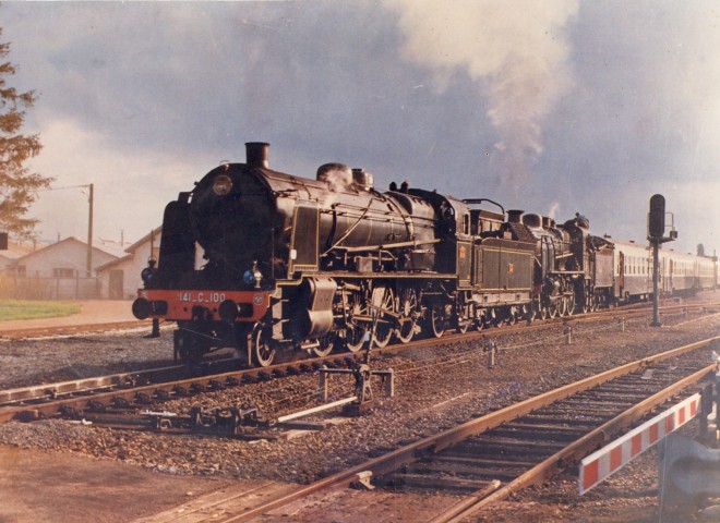 141 C 100 en DT avec 230 G 353 29.9.84 couleur.jpg