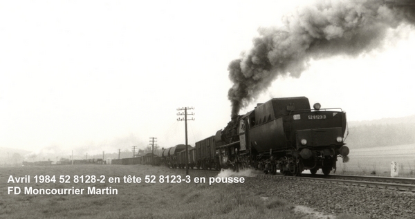 1985 04 BR 52 8128-2 en tête et BR 52 8123-3 en pousse FD Moncourrier Martin 600.jpg